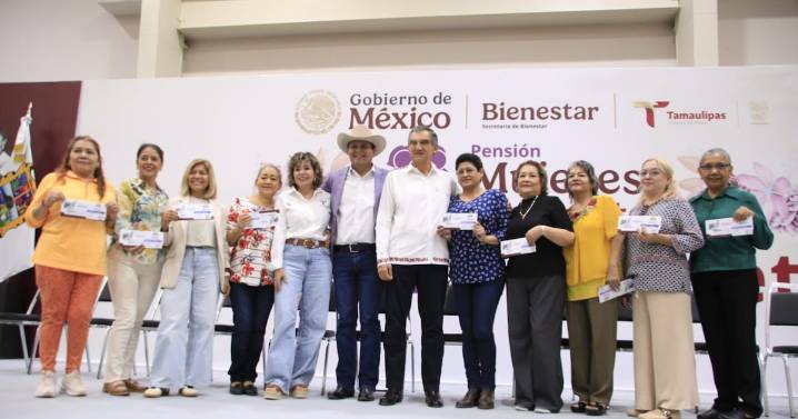 Américo Villarreal entrega tarjetas de Pensión Mujeres Bienestar en Tamaulipas