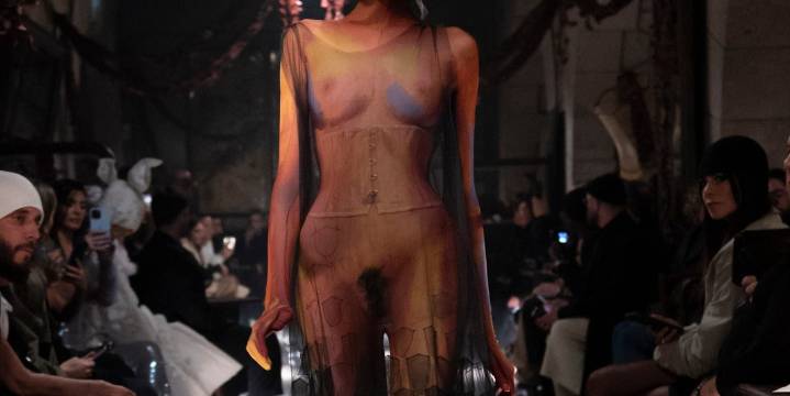 Kim Kardashian lanza una línea de tangas con vello púbico falso y agota los 12 colores en menos de 24 horas