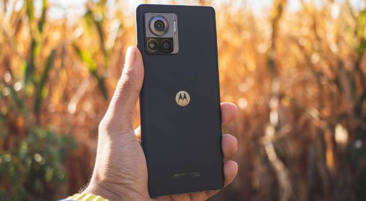 Este antiguo Motorola sigue siendo un TITÁN que supera a Samsung: carga de 125W, 512GB y cámara 200MP