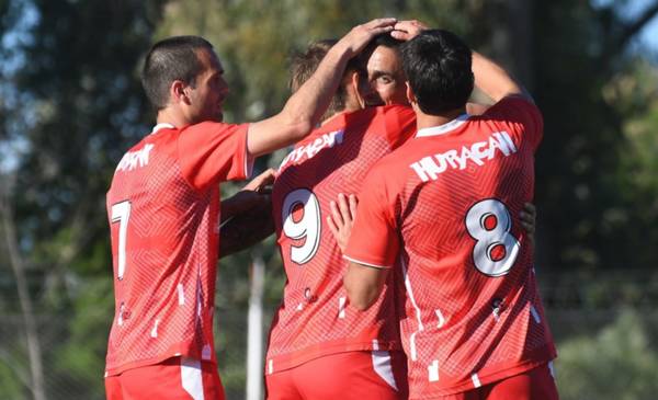 Clausura liguista: Huracán le ganó a Liniers 2 a 0 y recuperó la cima