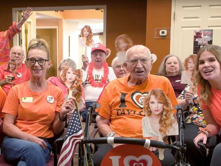 Tiene 95 años, creó un grupo de fans de Taylor Swift y sueña con conocer a la cantante: "Que venga a jugar al bingo"
