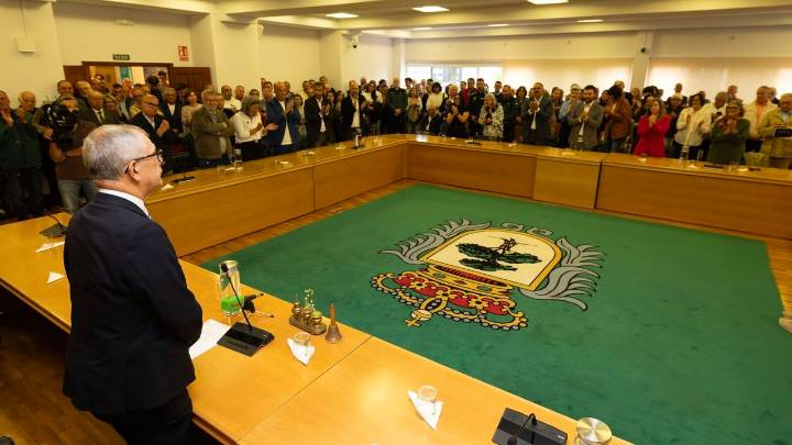 Abrazo colectivo al corazón de Evencio Ferrero, un alcalde que « trascendiu as siglas »