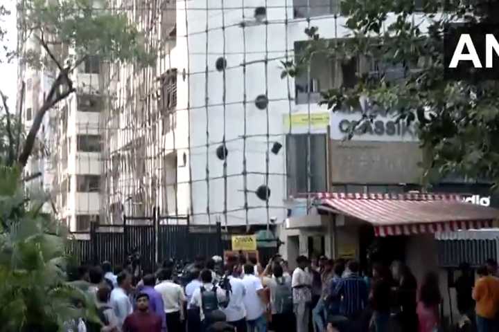 La policía mata a tiros a un hombre que tomó como rehenes a 17 niños en un estudio de comportamiento indio