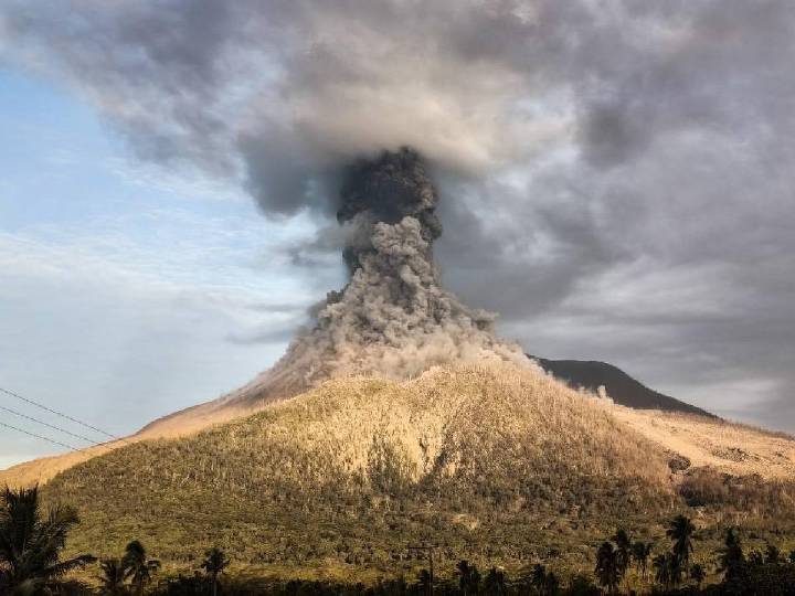 El volcán Lewotobi despierta con furia: alerta roja en Indonesia por ceniza y sismos