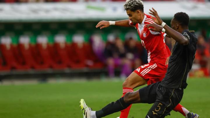 ¡Se preocupó todo Bayern Múnich! Esta fue la peligrosa patada que recibió Luis Díaz vs. Mönchengladbach