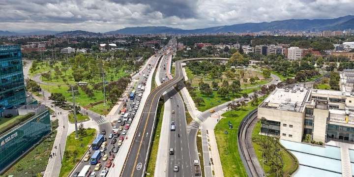 Así son las famosas columnas verdes que impulsaran el paisajismo urbano en las infraestructuras viales de Bogotá