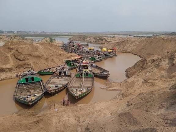 Seven Arrested for Illegal Sand Extraction in Pernem; Probe into Gunshot Incident Continues