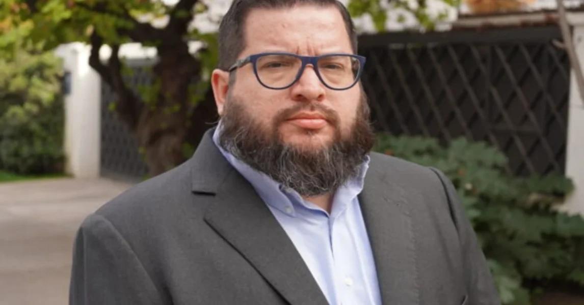 "Lo pillamos chanchito": Ofician ante el Servicio Civil caso de Cristián Valenzuela, asesor de Kast y "parásito" del Estado