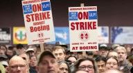 Trabajadores de defensa de Boeing en huelga rechazan la última oferta de la compañía