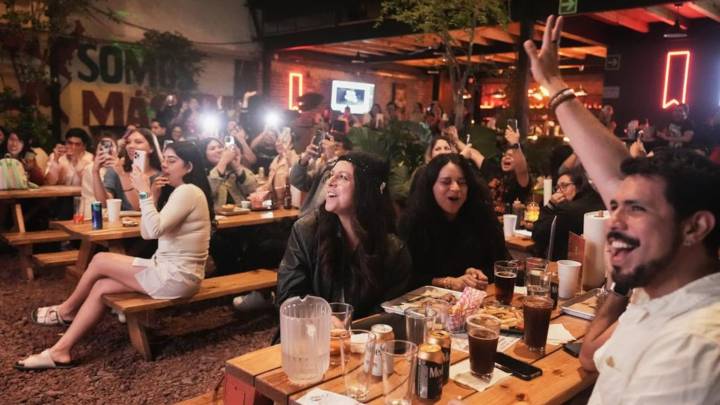 Swifties in Mexico City gather for listening party