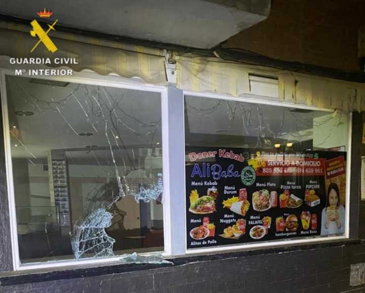 Dos detenidos por robar 800 euros en bares de Yuncos: rompieron las cristaleras con una tapa de alcantarilla