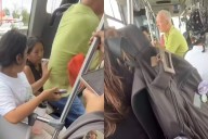 Abuelito enfrenta a mujer por ocupar asiento para adultos mayores en el Va y Ven