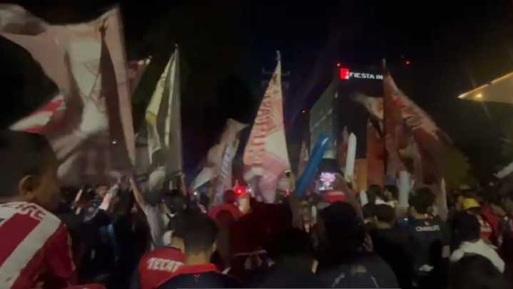 Chivas recibe apasionante serenata rojiblanca previa al Clásico Tapatío