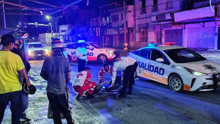 Mujer en estado de ebriedad es arrollada por patrulla de vialidad en Torreón; había discutido con su pareja