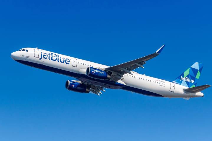 Vuelo de Cancún aterriza de emergencia en Florida; hay tres heridos