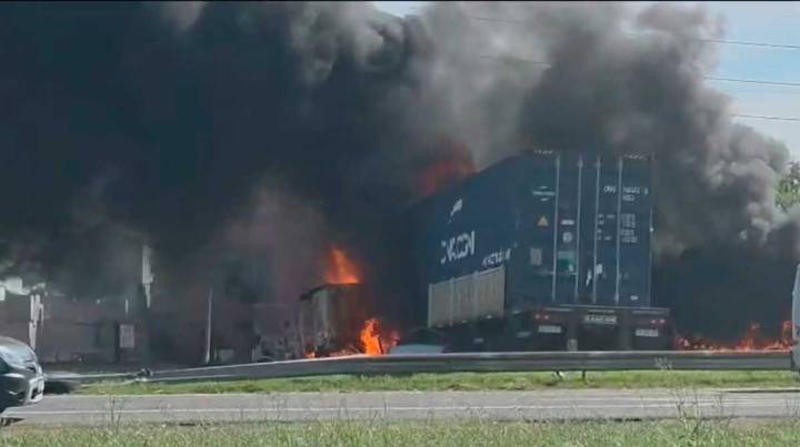 Dos camiones chocaron y se incendiaron en la Ruta 9: hay cinco muertos