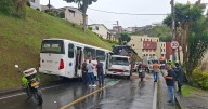 Bus y camión chocan en vía de Manizales: una mujer en embarazo, lesionada
