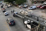 Le caen vigas de acero a su camioneta; salió ileso
