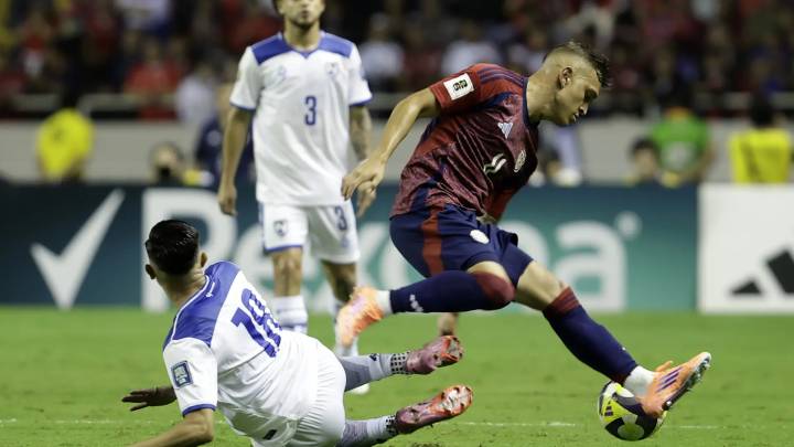 Surrealismo antes del Nicaragua - Costa Rica de clasificación para el Mundial: la policía entra al vestuario para detener a un futbolista