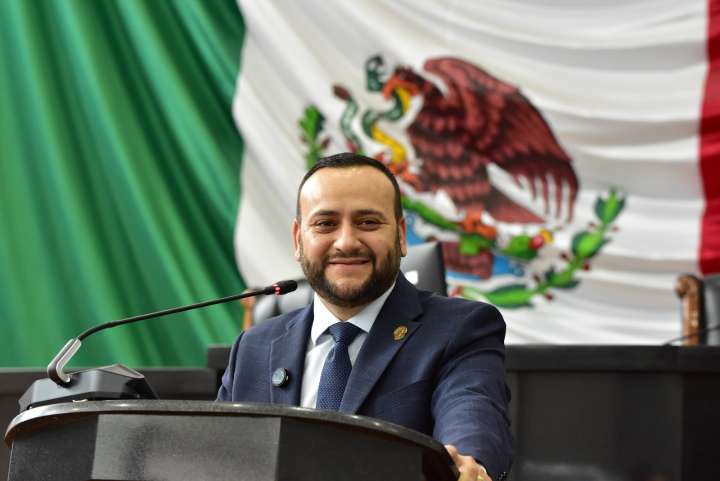 Pide Arturo Medina apoyos prioritarios para jóvenes