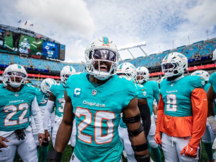 Se burlan de los Delfines por tackelar a su propio QB