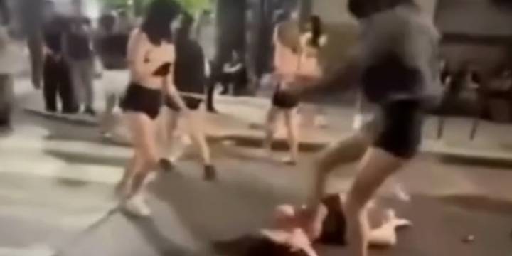 Video: una joven recibió al menos tres patadas en la cabeza en una brutal golpiza en La Plata