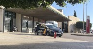 Dos patrullas de la Policía Nacional salvan a la vida a una mujer que sufrió una disposición en un coche