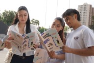 Jóvenes chilenos valoran la democracia como la mejor forma de gobierno