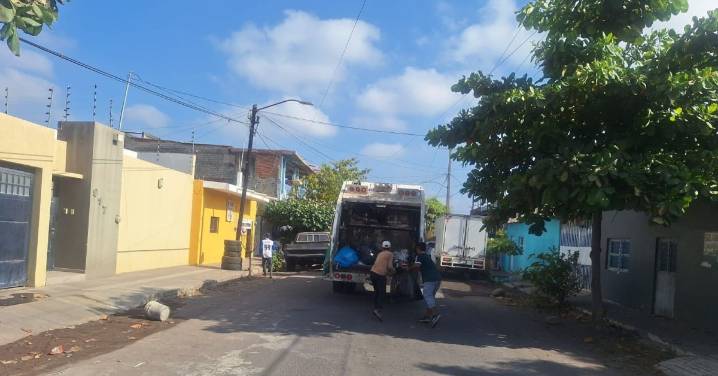 Piden reforzar camiones y personal de recolección de basura, en Tecomán