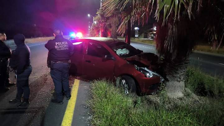 Pierde el control y choca con palmera en Tequisquiapan