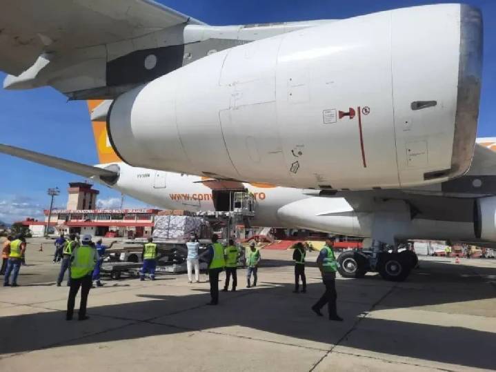 Arriba a Cuba 26 toneladas de ayuda humanitaria enviada por Venezuela