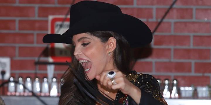 “Esto no sirve”: Ana Bárbara enfurece en plena presentación por problemas con el audio