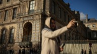 El Louvre entra en paranoia: traslada con escolta policial algunas de las joyas no robadas al Banco de Francia