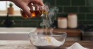 Mezcla de vinagre con acondicionador: por qué recomiendan hacerlo y para qué se usa