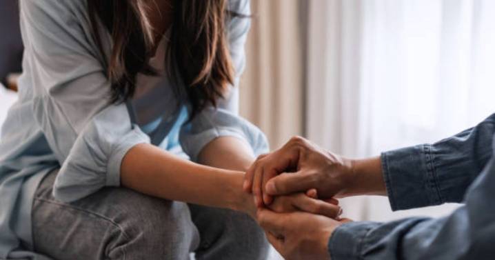 Psicología: qué significa ayudar sin que te lo pidan