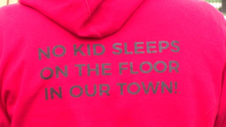 Delivering dreams: Lincoln group brings 45 beds to kids in need