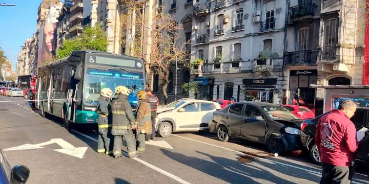 Choque múltiple en Retiro entre cinco autos y un colectivo: hay tres heridos hospitalizados