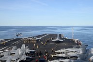 Escala ofensiva de EU en aguas de sudamérica; anuncia envío de portaviones