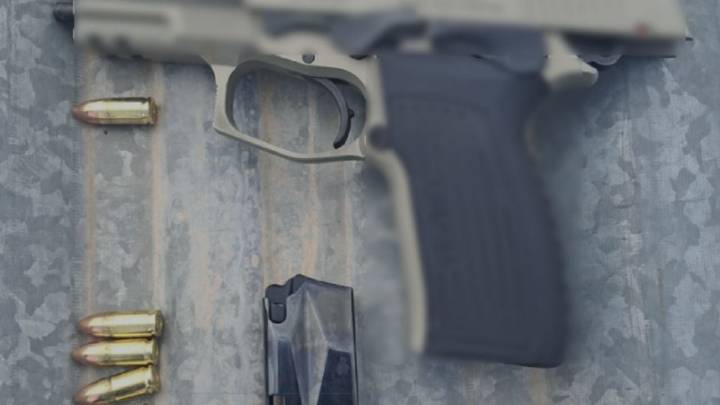 Entraron a una casa, amenazaron y dispararon; en la huida tiraron un arma a un techo