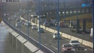 Un accidente entre un turismo y un autobús provoca el corte del puente del Odiel sentido Punta