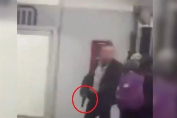 Video.- Detienen a hombre que amagó con arma en Metro Centro Médico