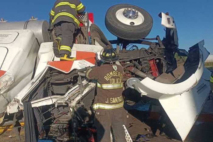 Volcadura de tráiler causa caos vial en la autopista Toluca