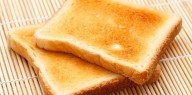 Cómo hacer pan tostado perfecto en la 'air fryer': pueden quedar mejor que con el tostador