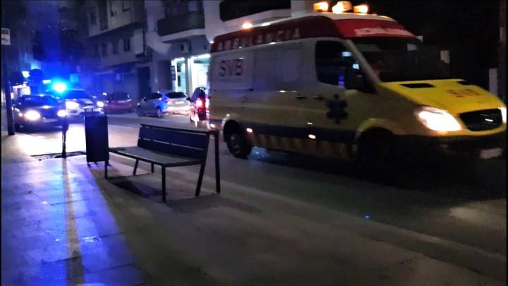 Un adolescente, entre la vida y la muerte: apuñalado por la expareja de su madre