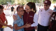 Claudia Sheinbaum recorre La Ceiba para atender damnificados por lluvias en Puebla