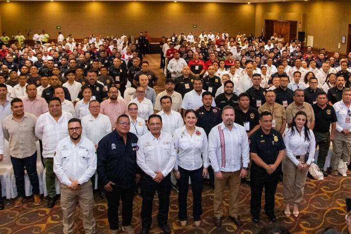 Inaugura Estefanía Mercado el Congreso Nacional de Bomberos, Playa del Carmen 2025