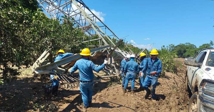 CFE trabaja ininterrumpidamente en el restablecimiento eléctrico por fuertes lluvias en la región oriente del país