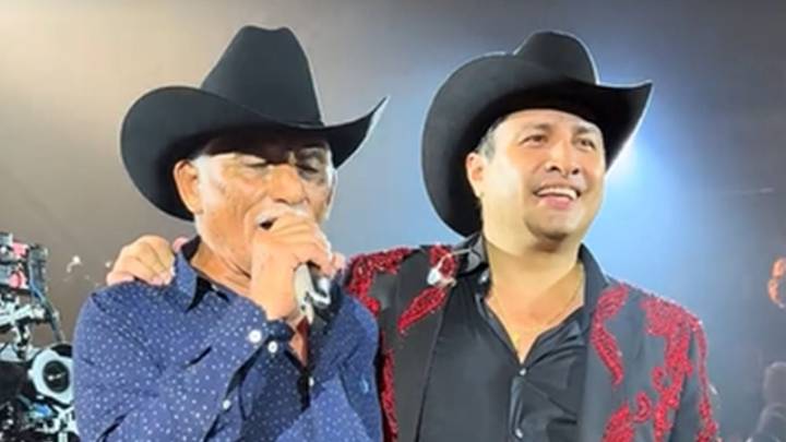 Julión Álvarez canta con su padre en el Palenque de las Fiestas de Octubre tras ser detenido