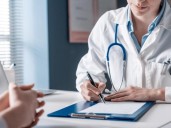 La Justicia reconoció la relación laboral encubierta a una médica que facturó seis años y ordenó una indemnización millonaria