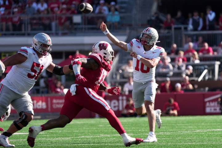 Sayin throws 4 TD passes as No. 1 Ohio State throttles Wisconsin 34